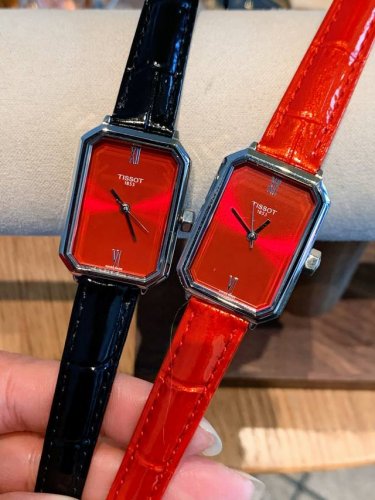 新款Tissot天梭最新款 小美人系列T160 整体非常简洁，21.8X30Mm表盘很精致小巧，尺寸厚度刚刚好！不愧是明星同款～原单三码合一可注册非市场便宜版本