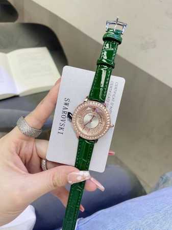 最新上市SWAROVSKI 施华洛世奇 这款采用的是星辉设计 璀璨闪耀 呈现非凡工艺 表盘上缀以透明水晶钻 犹如夜空中的星系 月相机芯镶嵌在水晶装饰上 完美搭配 - 点击图像关闭