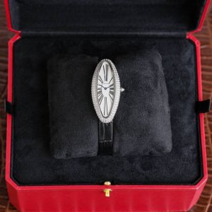 1300浴缸系列完美出货要优雅也要力量 卡地亚浴缸系列Cartier Baignoire Allongee Medium Size：长度47Mm 宽度21Mm
