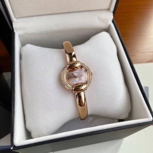 金银同价 钻20 古驰guccl最新手镯款，表径25Mm，厚度7.5Mm，蓝宝石玻璃，表面把头都有经典双g Logo设计元素，非常经典，适合小手腕佩戴