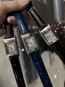 新款积家经典翻转系列高级女士腕表[飞吻][飞吻]精钢表壳，独特设计180度旋转翻盖，内置瑞士石英机芯，走时精准稳定！真皮表带，尺寸1比1，尺寸：23*34Mm