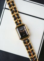 香奈儿Premiere系列型号H6951 石英机芯 26.1 X 20Mm表径 精钢 镀金 材质 带原装表盒 新款方糖