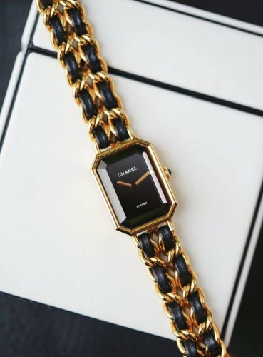 香奈儿Premiere系列型号H6951 石英机芯 26.1 X 20Mm表径 精钢 镀金 材质 带原装表盒 新款方糖