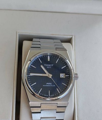 家人们，最近入手了天梭prx超级玩家系列，真的太香了！忍不住要和大家分享一下~ 设计：它的设计灵感来源于上世纪70年代，酒桶型表身线条流畅，满满的复古韵味又不失