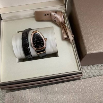 亲民版 Bvlgari独家实拍Serpenti Spiga宝格丽陶瓷蛇头腕表 35Mm弧形白陶瓷表壳 18K玫瑰金表圈 镶嵌蛋面形切割形状陶瓷把头 漆面抛光表盘