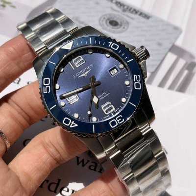 浪琴-Longines，康卡斯潜水系列经典男士机械，浪琴中的水鬼，防水达200米，表径~41Mm，腕表使用精钢表壳，表盘镶嵌阿拉伯数字和时标，Sur-Lumin