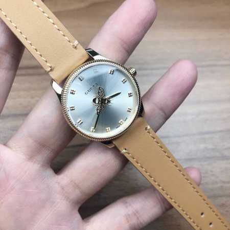 原盒:30 古驰新款石英表，表径29Mm，蓝宝石水晶玻璃，此系列腕表将gucci标志性的蜜蜂图案饰于表盘中央，精妙的细节为此系列平添优雅气质，分别以黄金色pvd - 点击图像关闭