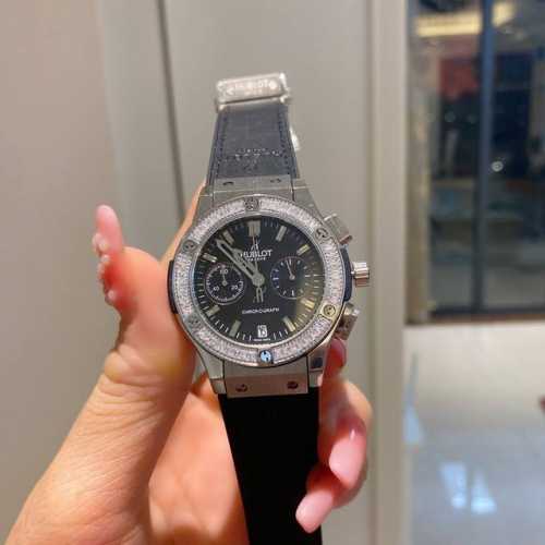 HUBLOT恒宝-宇舶38mm计时女表，就是要颠覆一切规则！宇舶勇敢表达爱意的时刻！Hublot 为您准备好了爱的表白礼物！为您爱的人献上一份满满的爱意与惊喜！