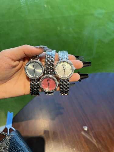白 .金+20.钻+30欧米茄 Omega 精品女神水滴系列腕表 精致唯美的设计 让您的美丽无处不在 也将华丽与经典融合 创造出惊艳巨作 表盘清新淡雅 色彩的格