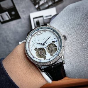780品牌: 百达翡丽(双飞轮新品，商务休闲）奢华大气类型：精品男士腕表（新品）表带：真牛皮表带(舒适)/316L精钢表带(耐用)机芯:高级机械机芯（稳定）材料