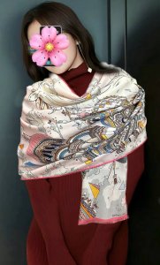 新款 爱马仕2670 双面同色 Zg同步 太美了 下手一定要快[嘴唇]四季都可以用 真心美的让人非常非上身效果简直美翻了 品质非常完美整个围巾给人气场的同时又非