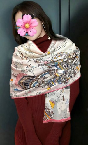 新款 爱马仕2670 双面同色 Zg同步 太美了 下手一定要快[嘴唇]四季都可以用 真心美的让人非常非上身效果简直美翻了 品质非常完美整个围巾给人气场的同时又非