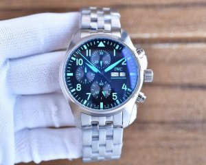 金黑+20万国 Iwc精品男士腕表，多功能设计，技艺精湛，独具匠心，尊贵大气，绅士风范。采用全自动机械机芯，顶级316精钢表壳表带，矿物质超强镜面，尺寸43*1