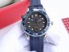 欧米茄-Omega 海马系列300米潜水腕表 表壳采用316L精钢表壳，搭载同级唯一陶瓷原装单向旋转计时圈口。表壳侧面泄压阀跟原装一致。表径40Mm 圈口采用进
