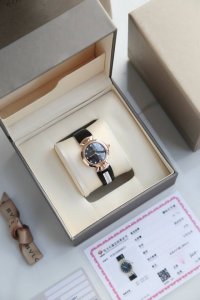 黑色表盘与经典别致的扇形图案相融合,展现现代女性多面的风采。Divas' Dream腕表从女性的优雅气质和永恒之城的迷人气息中汲取灵感,以独树一帜的罗马精神向最 黑色表盘与经典别致的扇形图案相融合,展现现代女性多面的风采。Divas' Dream腕表从女性的优雅气质和永恒之城的迷人气息中汲取灵感,以独树一帜的罗马精神向最