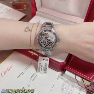 卡地亚蓝气球系列 单排钻石四角钻间黑色陶瓷钻带 复古风格 奢华版 镶钻表盘、浮现出奢华效果 实物超美瑞士石英机芯尺寸36Mm.镶钻内圈是最重要的装饰元素、从而让