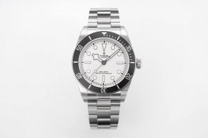 Zf出品~帝舵碧湾系列68型M7943:三重匠心，腕间藏锋 表壳：刚柔并济的复古骨架 43Mm的不锈钢表壳是M7943的气场核心，表壳以双色工艺精修，侧边与正面