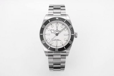 Zf出品~帝舵碧湾系列68型M7943:三重匠心，腕间藏锋 表壳：刚柔并济的复古骨架 43Mm的不锈钢表壳是M7943的气场核心，表壳以双色工艺精修，侧边与正面