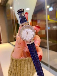 皮带 宝格丽 Bvlgari Lvcea 光环系列腕表、配有蓝晶沙表盘，玑镂工艺打造出太阳放射纹路，在阳光下可以折射出耀眼的光泽。表冠的材质采用了红宝石和钻石的