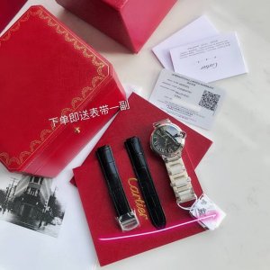送高级牛皮带！卡家蓝气球系列男款42Mm机械到货，原装瑞士eat 200机芯，男女款的尺寸决定了它们的机芯是不一样的，男款机械更高端一些，而且带日历，所以市场描