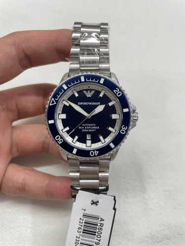 深海优雅，时刻从容Ar60079 阿玛尼机械潜水表，42.5Mm深邃蓝面，如海洋般神秘而强大。蓝宝石玻璃通透耐磨，螺旋式把头守护每一分精准。白钢表壳与表带，硬朗