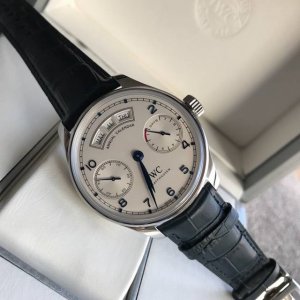 万国Iwc 葡萄牙万年历、系列 Iw503502 葡萄牙之王镜面为双面防反光拱形边缘蓝宝石玻璃表镜，夜蓝色的表盘。年历的显示设计简洁利落，以三个独立的半圆形视窗