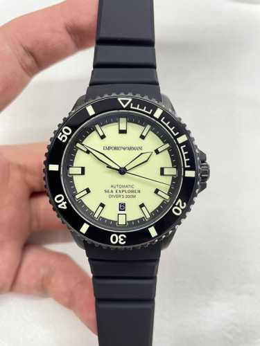 暗夜锋芒 深海潜行 Ar60085 阿玛尼全夜光机械潜水表 42.5Mm暗黑征服者！ 全夜光字面，黑夜中依旧清晰夺目； 蓝宝石玻璃+ 螺旋式把头，无惧深海压力；