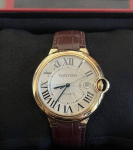 卡地亚蓝气球系列型号:W6900551机械男表，42表经，表壳18K黄金，42毫米表径，白盘罗马刻度，蓝宝石水晶玻璃，折叠扣鳄鱼皮表带，查码可申请8年延保，公价