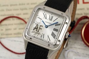 卡地亚山度士腕表，成熟魅力之典范 表壳 尺寸31.4X43.5Mm精钢表壳，延续经典方形设计，拉丝工艺勾勒出硬朗线条。圆珠形表冠，镶嵌一颗凸圆形蓝色合成尖晶石