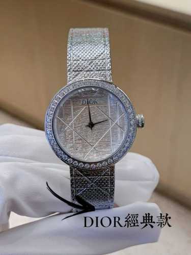 金白同价 迪奥La D My Dior Cd04111X1248 Cd04115X1251系列腕表。优美的弧线设计，搭配两枚利落指针、便以其极简之风，成为迪奥的