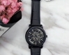 男朋友又被我选的礼物给经验到啦 这款阿玛尼黑武士，看到这个名字就让男孩子心动 敢问哪个男孩子心里没有一个骑士梦呢，哈哈 镂空表盘，时尚又简约，真的泰酷辣 经典的