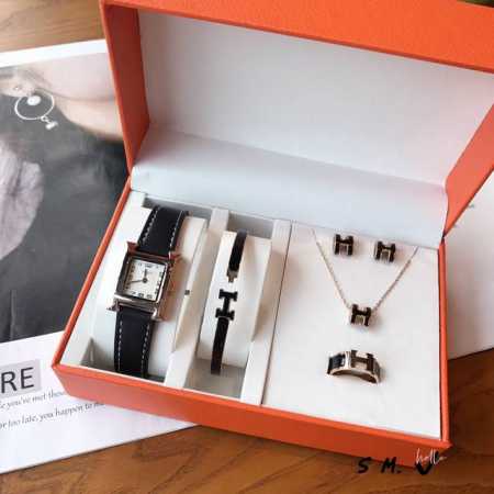 配盒 Hermès 爱马仕 H系列五件套 香港免税店同步上市 优雅与浪漫与艺术格调 套装包括：爱马仕heure H系列新款石英女表 爱马仕heure H系列钛钢 - 点击图像关闭