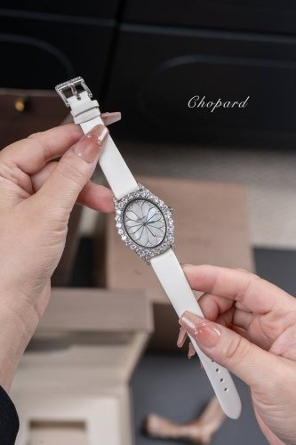 皮 Chopardl'heuredudiamant#系列腕表，采用品牌标志性“皇冠爪镶”工艺，以精湛技艺与风格为女性之美谱写出一曲奢美的颂歌，一如作品上镶嵌的耀