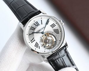 卡地亚Rotonde De Cartier Tourbillon Cadran Love陀飞轮腕表表壳精炼，为充满想象力的设计师提供了承载机械部件的理想舞台。此