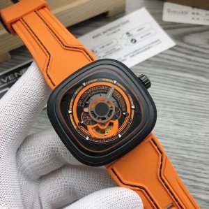 七个星期五Sevenfirday手表型号： Kuka Iii有着机器人般的精度,充分利用了橙色及六层细致的炮铜色界面。四个表盘自动运转,分 别显示小时、分钟、秒