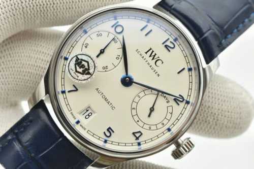 iwc万国 葡萄牙系列7天动能机械腕表 型号Iw500713。Iwc葡萄牙系列诞生于20世纪30年代，设计堪称典范，不仅尺寸醒目，更饰有简约的阿拉伯数字时标，纤