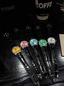 绝版！搞的就是艺术！秋冬季多巴胺 Vintage ~ Omega 太艳！太绝！越看越顺眼！梦中情表没错了！那种复古的时尚感，像老电影一般越看越有味道，这次总共5