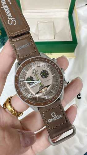 欧米茄Swatch联名 一体壳 系列 性价比超高。认准细节品质！ Swatch斯沃琪Omega欧米茄联名款 钢灰色手表，黑色 Velcro 表带，栩栩如生地体现