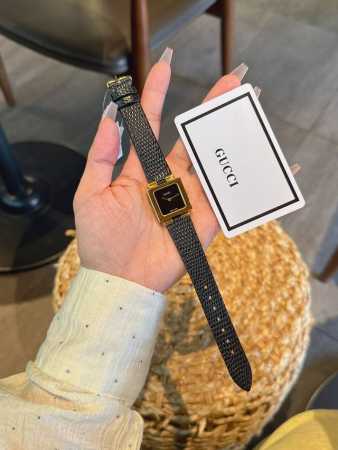 古驰中古表 “小小电视机”像极了小时候的黑白电视，四方正正，极简主义者。简约即高级！黑银实属甜酷，很难不爱。全表镜面太高级。22mm中性极简Ins风，无需多加修 - 点击图像关闭
