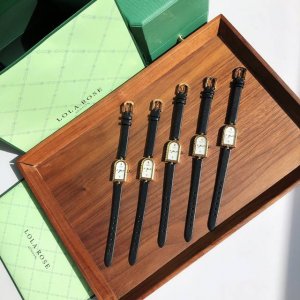 Lola Rose 最新款拱门系列 表壳采用拱门造型 立体砖纹雕刻 工艺精湛 别致的拱门造型搭配臻选天然的贝壳表面 蓝砂石表面 呈现出复古而浪漫的腕间风格 搭配