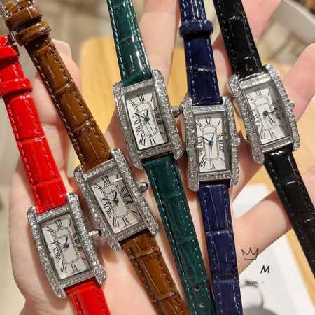 卡地亚-Cartier Tank Américaine腕表，小号表款，采用进口石英机芯。原版开模，精钢表壳，八角形表冠，镶嵌一颗合成蓝色尖晶石，剑形蓝钢指针，采 - 点击图像关闭