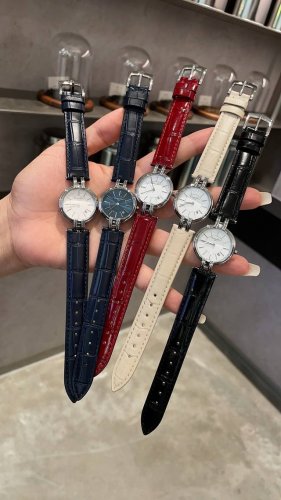 Dior 南瓜浮雕系列 换上了轻薄的衫 露出的肌肤总需要些小小不经意的点缀 Dior手表一直都很有设计感 每款都有独特的风格 简单日历的位置不走寻常路 设计在4