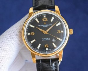 江诗丹顿纵横四海系列腕表升级版该表搭载由原装9015。让表更显纤薄，频率为每小时振动28,800次对表壳的四个角弧度进行改善，表盘颜色弧度更契合，表盘打磨更细腻