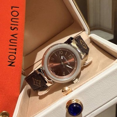 配送旅行礼品袋 时光与她，皆当珍藏｜Lv女性腕表 DDD 并非所有时光都值得铭记 DDD 直到腕间遇见这抹鎏金轨迹 DDD 以巴黎工坊的缝线灵感勾勒表带 DDD