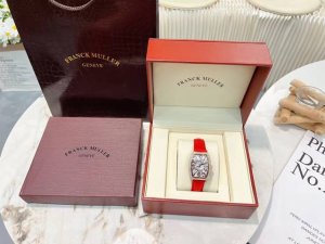 法兰克穆勒 满钻 出货 顶级品质 进口石英机芯 意大利牛皮表带 休闲时尚 超级百搭 满钻设计 超级璀璨 自留款 实在太美了店内现货发售 ！