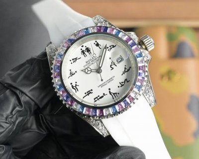 新品 劳力士Rolex“春宫表”17世纪末，为满足贵族对奢华艺术的追求，欧洲制表师们特将春宫图案绘制在钟表之上，于是华丽的“春宫表”从此诞生劳力士顶级玩物毒货，