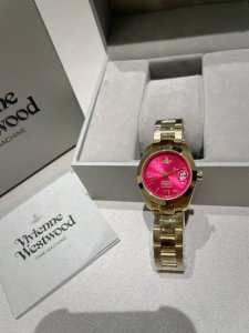 360Viviennewestwood薇薇安西太后腕表，不锈钢石英女表，经典阳光射线纹饰，银色表盘带来细细质感，表盘饰罗马刻度浮雕土星标志立于12点位，外径28