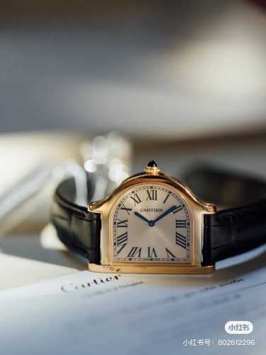 玫金 卡地亚座钟系列。卡地亚cloche 腕表的历史可以追溯至1920年，是 Cartier 产量最少的系列作品之一。腕表得名于奇特的表壳形状 水平放置时看起来