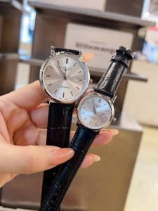 白皮 金 钢20 新款浪琴 情侣对表 原装进口石英机芯 316L精钢表壳 直径男39mm女29mm 厚8mm如果今天的阳光停止了它耀眼的光芒。那么你的一个微笑，