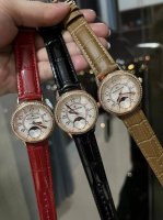 积家约会女表，女人的三大梦想之一 积家约会系列高品质女表，日月星辰显示，进口石英机芯，原装折叠扣 精钢表带，尺寸宽33Mm，厚10Mm。